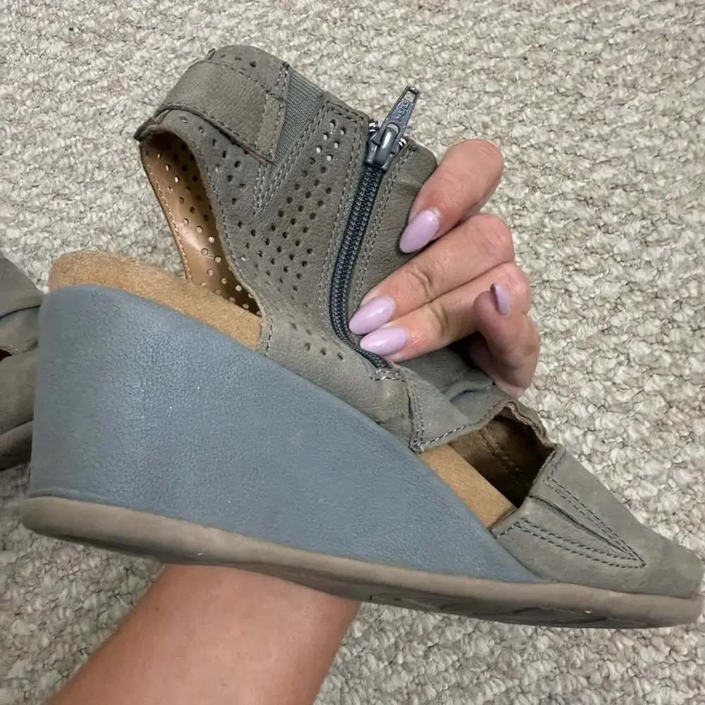 Earth Wedge Sandals Size 8.5 peep toe wedge heels